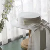 Boinas High End Branco Cetim Casamento Chapéu Grande Arco Pérola Formal Cocktail Party Elegante Fedoras com Véu Longo Malha Noiva Headdress