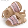 Sandalen Leuke bedrukte geborduurde sandalen voor zomerbaby meisjes zachte zolen comfortabele platte schoenen 0-18 maanden baby wandelschoenen Q240328