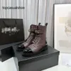 Chanelllies Herumn neue Kanales Boots Frauen Winter echter Lederdesigner Tweed gestatze Kalbsleder -Stiefel mit mittlerer Schnür -Stiefel Patent Black Cap Toe Bootie