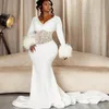 2024 Arabisch Aso Ebi Plus Size Weiße Meerjungfrau Hochzeitskleid Feder Perlen Satin Brautkleider Kleider ZJ022