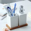 Juegos de embotellado de líquido para lavado de manos de cerámica con taza, almohadilla de madera, dispensador de jabón para hotel, botella de emulsión, accesorios de baño con bandeja de madera