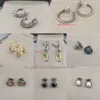 Fashion Crystal Stud Wholesale Luxury Pearl Rhinestone Geometric Earrings Hoops Wedding Jewelry Dingle Earring Designer för kvinnor 2024 Trendy Orecchini