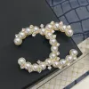 Kadın tasarımcısı marka mektubu broşlar altın kaplama zarif kristal takı düğün partisi broş broş pim