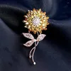 Броши, эмалированные цветы ромашки для женщин, блестящие циркониевые булавки для лацканов, модные элегантные цветочные значки, свадебные украшения