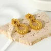 Studörhängen ins trendiga 18k guldpläterad rostfritt ståltråd för kvinnors textur croissant drop flickor gåva