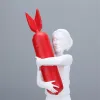 Скульптуры Скандинавская статуя Бэнкси из смолы, аксессуары для украшения дома, персонализированные обнимающие бомбы для девочек, настольная скульптура, фигурки, декор для гостиной