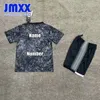 JMXX 24-25 MU Maglie da calcio per bambini Kit Stone Roses Co stili di marca Uniformi per bambini Maglia da calcio in jersey 2024 2025 Top e pantaloncini Versione per bambini