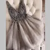 스파클 크리스탈 구슬로 된 짧은 칵테일 드레스 회색 귀향 드레스 저렴한 이중 vneck 섹시 반짝이는 미니 댄스