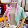 2024 Top Fashion Designer Silk Scarf Högkvalitativ fyrkantig huvudband Märke bokstäver Allover Gradient Effect Scarf Designer Scarf For Women Quality Twill Silk Scarves