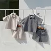 T-shirt 2024 Estate New Baby manica corta Set neonato ragazzo ragazza risvolto camicie a quadri + pantaloncini 2 pezzi vestito bambino versatile moda abiti24328