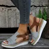 Sandálias 2024 verão novo peep toe cinto fivela de fundo grosso sapatos femininos cunhas casuais rugas estilo romano sandales femme h240328ldsn