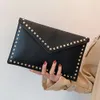 Designer Dame Vlogo Mode Niet Val Handtasche neue einfarbige Damentasche Trend vielseitige ausländische Stil Umschlagtasche Clutch Taschen