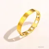 Märkesarmband kvinnor armband designer smycken guld pläterad rostfritt stål bröllopälskare gåva armband grossist zg1163