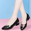 Buty swobodne sukienka damska patent skórzane pompki na środkowym pięcie moda spiczaste palce na biuro panie zapatos czarne
