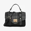 Väska 2024 Kvinnlig PU -läder Plaid Single Shoulder Messenger Fashion Designer Handväskor Tygväskor för kvinnors resväska