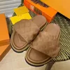 2024 Sliders de novos designers Slipers Slippers Menino Menino Piscina Slides de moda estampas clássicas de conforto planas sandálias de verão sandálias marrons pretas de praia tamanho 36-45