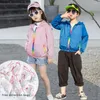 Куртки детская солнцезащитная одежда для мальчиков и девочек летние пальто с капюшоном тонкая кожа с бесплатными сумками для сбора