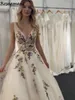 Abiti da sposa principessa con scollo a V senza maniche a trapezio Abiti da sposa in pizzo con applicazioni di fiori con paillettes colorati