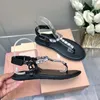 Sandálias embelezadas com cristal Chinelos de couro de verão Flip-flops Sapatos de praia Clip Toe Sandálias Sapatos casuais Flat confortáveis designer de tendências de moda