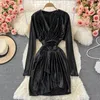 Casual Dresses Chrismas Prom Women's Satin Oregelbundet V-ringning Party Low Cut Dress Urban Ladies Pleated Bling-bling Sexy Vestido de Fiesta