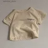 Tシャツ2023夏の新しいベビーショートベビースリーブストライプTシャツコットンボーイズガールズレタープリントTシャツかわいい幼児幼児トップベイビーTee24328