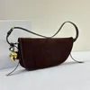 Sac à bandoulière de créateur de luxe en cuir de veau véritable, petit sac à bandoulière tendance de qualité miroir avec breloque cloche amovible pour femme avec emballage complet