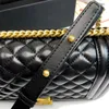 En kaliteli orijinal deri omuz çantası tasarımcı zinciri messenger çantası lüks flep havyar çanta metal toka zarif moda kadın zincir çantası mini çapraz çanta c çantası
