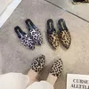 Pantofole piatte a punta alla moda 2024 Personalità estiva Bellissimi sandali piatti con stampa leopardata Shopping all'aperto leggero casual