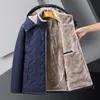 2023 Parka Hommes chauds Manteaux Veste d'hiver Hommes Épaissir à capuche imperméable à capuche Manteau chaud Vêtements pour pères Casual Men's Overcoat j40m #