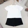 Été nouveau coton cool et à la mode deux pièces ensemble pour garçons et filles moyen et grand bébé t-shirt à manches courtes et ensemble short à la mode