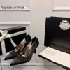 Chanellies Black Beige kanalerar Twotone Leather Sandal Bicolor High Heel Pumpar Slingback för kvinnor damer pekade tå bågkedjor Mules kattunge klackar glider pärlor