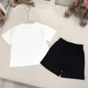 Été nouveau coton cool et à la mode deux pièces ensemble pour garçons et filles moyen et grand bébé t-shirt à manches courtes et ensemble short à la mode