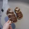 Sandaler romersk stil baby flickor sandaler 2023 sommar barns avslappnade skor barnklipp strand sandaler bekväma mjuka sulor barnskor q240328