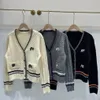 Cardigan maglione stile college con scollo a V da donna, monopetto, in lana grezza, lavorato a maglia, con logo, lettera MLXL