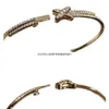 Nuovo braccialetto classico di design con croce placcata a V e diamanti pieni, CNC, gioielli di moda di precisione premium per donna
