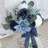 Dekorative Blumen, Hochzeitsstrauß, Brautjungfer mit Blumen, künstliche Dekoration