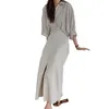 Robes décontractées Femmes Robe longue à revers Maxi élégante avec détail plissé à ourlet fendu pour style de trajet rétro Printemps solide