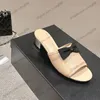 24ss Damen-Slip-On-Hausschuhe, Designer-Rindsleder, klobige niedrige Absätze, Sanals, Tweed-Slides mit Schleife, Pantoletten, Sommer-Strandschuh, Oudoor-Freizeitschuh, Retro-Schwarz-Freizeitschuh