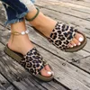 Tofflor nya leopard tryck kvinnor kvinnliga casual sandaler flip flops sommar strandskor glid på bling guld platta glider h240328