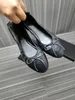 Chaussures à plat en cuir cousu noir et rose pour femmes, Léchard de créateurs de chaussures en cuir formelles