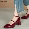 Scarpe eleganti Retro Red Mary Jane 2024 Moda Tacco spesso Tacchi alti Décolleté eleganti da donna in pelle verniciata singole