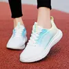 Casual skor kvinnor sneakers gradient färgglada nät andas bekväma skor non slip spets upp kvinnor sneaker chaussure femmes