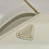 Luxury Mini Womens Crossbody Bag Fashion Designer Bag Prados Triangle Metal Logo Chain Bag Högkvalitativ lackläder Mångsidiga kvinnors väskor 1NR025 axelväska