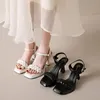 Sandali con tacco spesso da donna Le donne indossano nuovi tacchi alti primaverili ed estivi con calzature e pantofole French Fairy Wind per scarpe da donna all'ingrosso A035