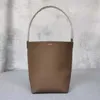 Borsa a secchiello The Row di grande capacità in vera pelle con un senso di lusso, di nicchia, casual e alla moda, borsa a tracolla portatile per pendolarismo 240328