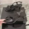 2024 lente zomer nieuwe aankomst vrouwen hoge hak sandalen runway ronde neus echt leer met bloem decor enkel gesp vrouwen designer sandalen