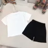 Été nouveau coton cool et à la mode deux pièces ensemble pour garçons et filles moyen et grand bébé t-shirt à manches courtes et ensemble short à la mode