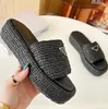 Designer tofflor sandaler män kvinnor guld spänne slip på svartbrun rosa glider virkade skjutreglage kvinnor avslappnad sandalplattform kilar halm flatform flip flops