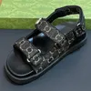 Çift 771575 Lüks Sandalet Marka Sandal Marka Sandal Düz Sandalet Velcro Kayışları Açık Mavi ve Fildişi Denim Sandallar Hassas Sandal Summer Sandalet 35 42