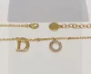 Dernier collier pour femme pendentif lettre avec diamants, design élégant et haut de gamme, été doré, associé à des vêtements, très beau et beau